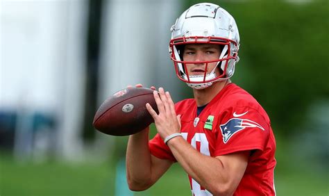 Patriots analysts make predictions on when Drake Maye will start.